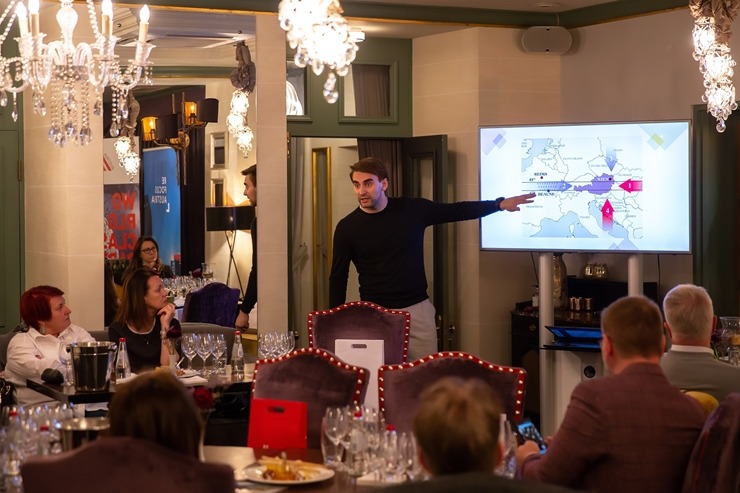 Vecrīgas 5 zvaigžņu viesnīcā «Grand Palace Hotel» degustējam kopā ar Ronaldu Pētersonu 12 Austrijas vīnus. Foto: Jānis Bērziņš Vecrīgas 5 zvaigžņu viesnīcā «Grand Palace Hotel» degustējam kopā ar Ronaldu Pētersonu 12 Austrijas vīnus. Foto: Jānis Bērziņš 316697