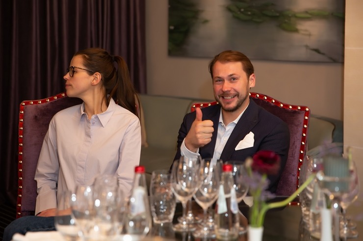 Vecrīgas 5 zvaigžņu viesnīcā «Grand Palace Hotel» degustējam kopā ar Ronaldu Pētersonu 12 Austrijas vīnus. Foto: Jānis Bērziņš Vecrīgas 5 zvaigžņu viesnīcā «Grand Palace Hotel» degustējam kopā ar Ronaldu Pētersonu 12 Austrijas vīnus. Foto: Jānis Bērziņš 316698