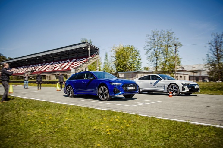 Par godu «Audi RS3» Latvijas pirmizrādei Biķernieku autosacīkšu trasē rūc motori. Foto: Audi Latvija Par godu «Audi RS3» Latvijas pirmizrādei Biķernieku autosacīkšu trasē rūc motori. Foto: Audi Latvija 317203