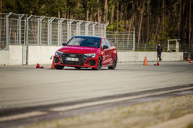 Par godu «Audi RS3» Latvijas pirmizrādei Biķernieku autosacīkšu trasē rūc motori. Foto: Audi Latvija Par godu «Audi RS3» Latvijas pirmizrādei Biķernieku autosacīkšu trasē rūc motori. Foto: Audi Latvija 317204