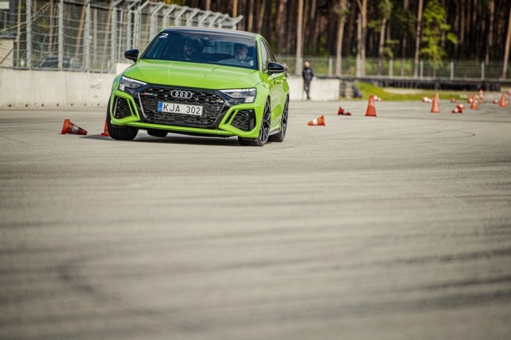Par godu «Audi RS3» Latvijas pirmizrādei Biķernieku autosacīkšu trasē rūc motori. Foto: Audi Latvija Par godu «Audi RS3» Latvijas pirmizrādei Biķernieku autosacīkšu trasē rūc motori. Foto: Audi Latvija 317205