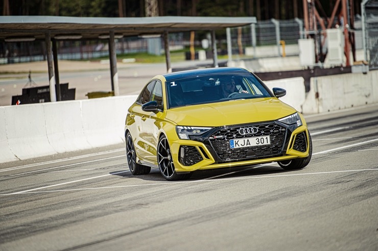 Par godu «Audi RS3» Latvijas pirmizrādei Biķernieku autosacīkšu trasē rūc motori. Foto: Audi Latvija Par godu «Audi RS3» Latvijas pirmizrādei Biķernieku autosacīkšu trasē rūc motori. Foto: Audi Latvija 317206