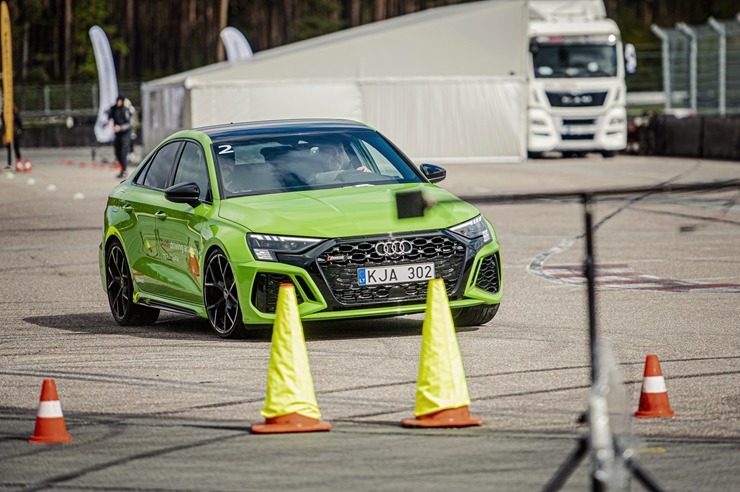 Par godu «Audi RS3» Latvijas pirmizrādei Biķernieku autosacīkšu trasē rūc motori. Foto: Audi Latvija Par godu «Audi RS3» Latvijas pirmizrādei Biķernieku autosacīkšu trasē rūc motori. Foto: Audi Latvija 317207
