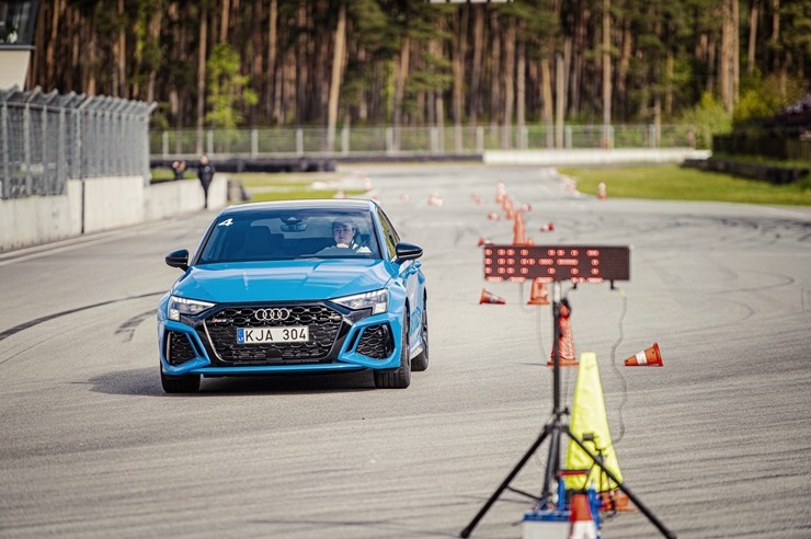 Par godu «Audi RS3» Latvijas pirmizrādei Biķernieku autosacīkšu trasē rūc motori. Foto: Audi Latvija Par godu «Audi RS3» Latvijas pirmizrādei Biķernieku autosacīkšu trasē rūc motori. Foto: Audi Latvija 317208