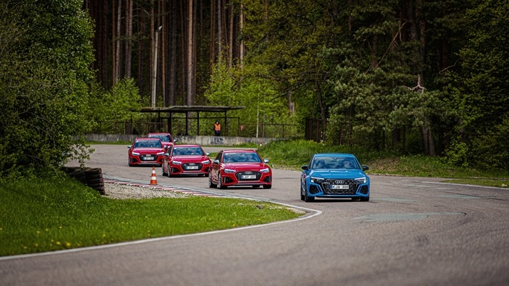 Par godu «Audi RS3» Latvijas pirmizrādei Biķernieku autosacīkšu trasē rūc motori. Foto: Audi Latvija Par godu «Audi RS3» Latvijas pirmizrādei Biķernieku autosacīkšu trasē rūc motori. Foto: Audi Latvija 317209
