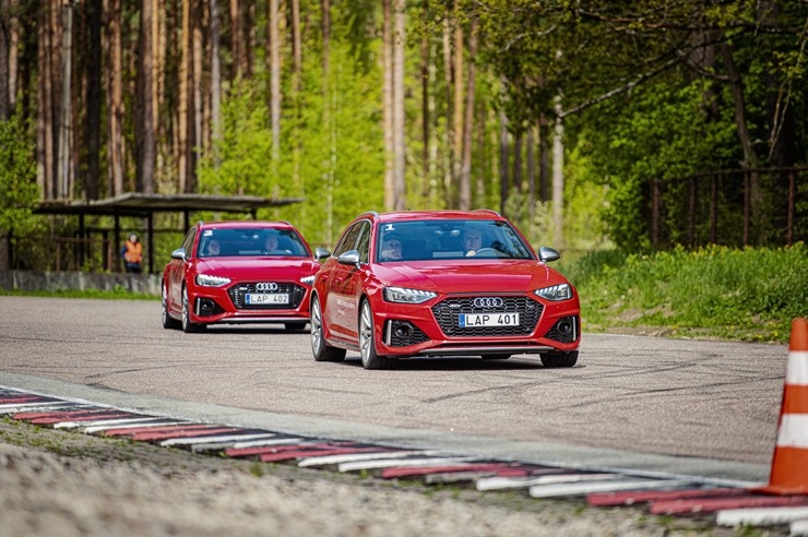 Par godu «Audi RS3» Latvijas pirmizrādei Biķernieku autosacīkšu trasē rūc motori. Foto: Audi Latvija Par godu «Audi RS3» Latvijas pirmizrādei Biķernieku autosacīkšu trasē rūc motori. Foto: Audi Latvija 317210