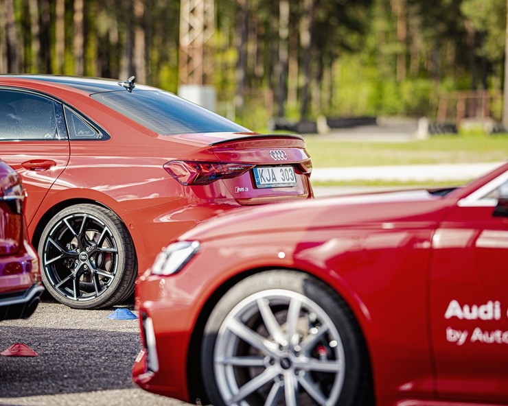 Par godu «Audi RS3» Latvijas pirmizrādei Biķernieku autosacīkšu trasē rūc motori. Foto: Audi Latvija Par godu «Audi RS3» Latvijas pirmizrādei Biķernieku autosacīkšu trasē rūc motori. Foto: Audi Latvija 317212