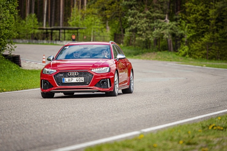 Par godu «Audi RS3» Latvijas pirmizrādei Biķernieku autosacīkšu trasē rūc motori. Foto: Audi Latvija Par godu «Audi RS3» Latvijas pirmizrādei Biķernieku autosacīkšu trasē rūc motori. Foto: Audi Latvija 317213