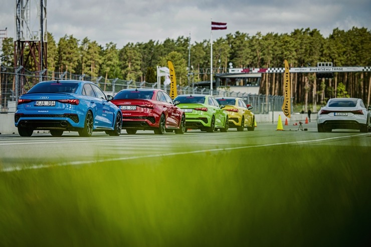 Par godu «Audi RS3» Latvijas pirmizrādei Biķernieku autosacīkšu trasē rūc motori. Foto: Audi Latvija Par godu «Audi RS3» Latvijas pirmizrādei Biķernieku autosacīkšu trasē rūc motori. Foto: Audi Latvija 317215