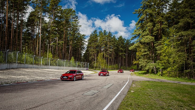 Par godu «Audi RS3» Latvijas pirmizrādei Biķernieku autosacīkšu trasē rūc motori. Foto: Audi Latvija Par godu «Audi RS3» Latvijas pirmizrādei Biķernieku autosacīkšu trasē rūc motori. Foto: Audi Latvija 317217