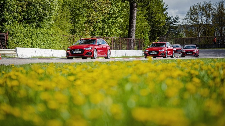 Par godu «Audi RS3» Latvijas pirmizrādei Biķernieku autosacīkšu trasē rūc motori. Foto: Audi Latvija Par godu «Audi RS3» Latvijas pirmizrādei Biķernieku autosacīkšu trasē rūc motori. Foto: Audi Latvija 317218