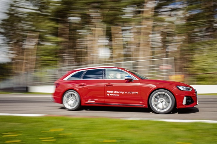 Par godu «Audi RS3» Latvijas pirmizrādei Biķernieku autosacīkšu trasē rūc motori. Foto: Audi Latvija Par godu «Audi RS3» Latvijas pirmizrādei Biķernieku autosacīkšu trasē rūc motori. Foto: Audi Latvija 317196