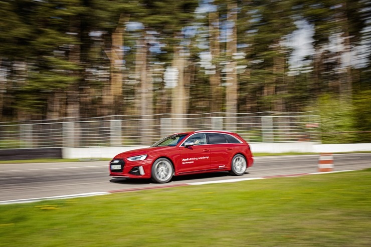 Par godu «Audi RS3» Latvijas pirmizrādei Biķernieku autosacīkšu trasē rūc motori. Foto: Audi Latvija Par godu «Audi RS3» Latvijas pirmizrādei Biķernieku autosacīkšu trasē rūc motori. Foto: Audi Latvija 317197