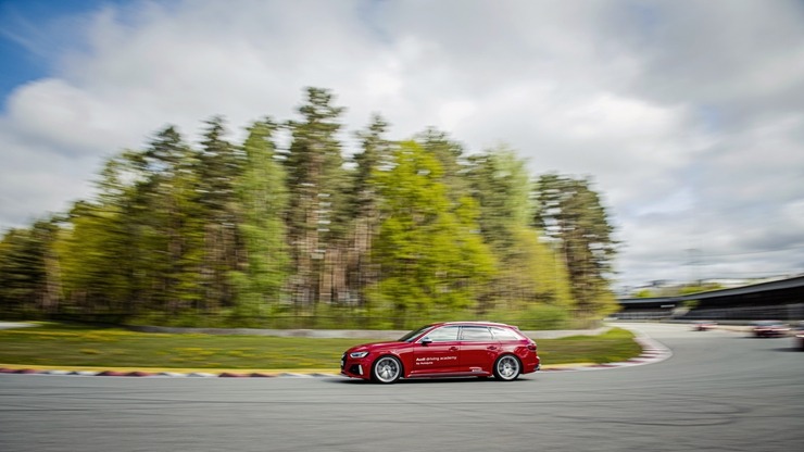 Par godu «Audi RS3» Latvijas pirmizrādei Biķernieku autosacīkšu trasē rūc motori. Foto: Audi Latvija Par godu «Audi RS3» Latvijas pirmizrādei Biķernieku autosacīkšu trasē rūc motori. Foto: Audi Latvija 317198