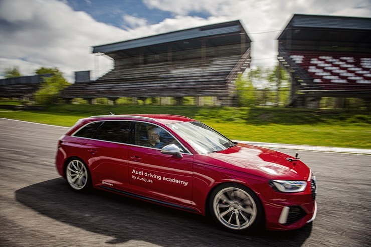 Par godu «Audi RS3» Latvijas pirmizrādei Biķernieku autosacīkšu trasē rūc motori. Foto: Audi Latvija Par godu «Audi RS3» Latvijas pirmizrādei Biķernieku autosacīkšu trasē rūc motori. Foto: Audi Latvija 317200