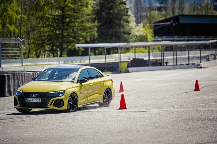 Par godu «Audi RS3» Latvijas pirmizrādei Biķernieku autosacīkšu trasē rūc motori. Foto: Audi Latvija Par godu «Audi RS3» Latvijas pirmizrādei Biķernieku autosacīkšu trasē rūc motori. Foto: Audi Latvija 317201