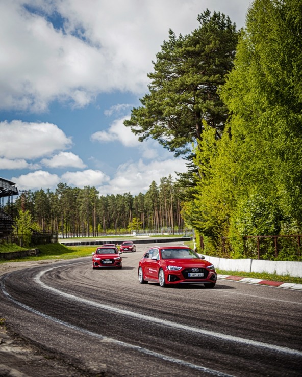 Par godu «Audi RS3» Latvijas pirmizrādei Biķernieku autosacīkšu trasē rūc motori. Foto: Audi Latvija Par godu «Audi RS3» Latvijas pirmizrādei Biķernieku autosacīkšu trasē rūc motori. Foto: Audi Latvija 317202