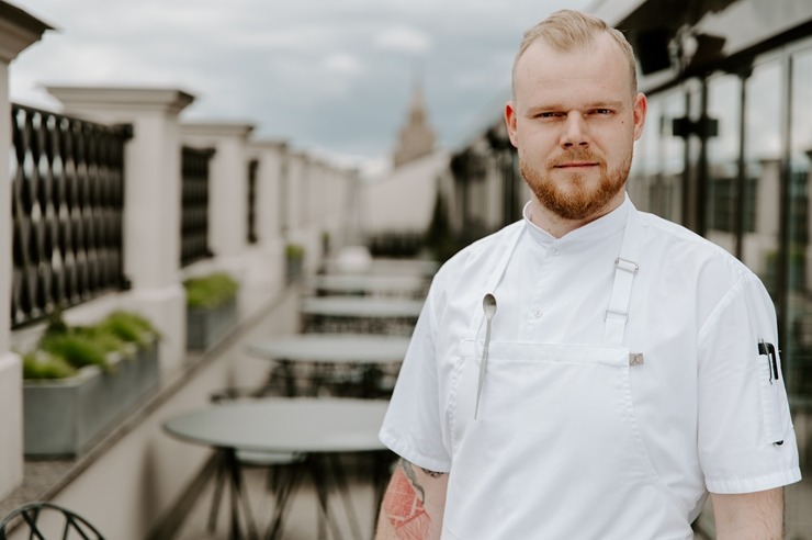 Restorāna-bāra «Stage 22» jaunais šefpavārs Kaspars Reveliņš prezentēja atjaunoto ēdienkarti. Foto: kempinski.com Restorāna-bāra «Stage 22» jaunais šefpavārs Kaspars Reveliņš prezentēja atjaunoto ēdienkarti. Foto: kempinski.com 317219