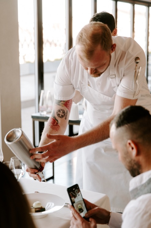 Restorāna-bāra «Stage 22» jaunais šefpavārs Kaspars Reveliņš prezentēja atjaunoto ēdienkarti. Foto: kempinski.com Restorāna-bāra «Stage 22» jaunais šefpavārs Kaspars Reveliņš prezentēja atjaunoto ēdienkarti. Foto: kempinski.com 317232