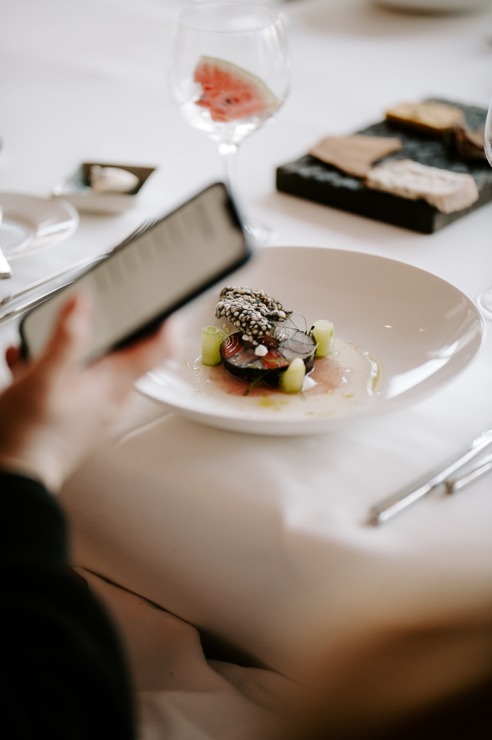 Restorāna-bāra «Stage 22» jaunais šefpavārs Kaspars Reveliņš prezentēja atjaunoto ēdienkarti. Foto: kempinski.com Restorāna-bāra «Stage 22» jaunais šefpavārs Kaspars Reveliņš prezentēja atjaunoto ēdienkarti. Foto: kempinski.com 317235