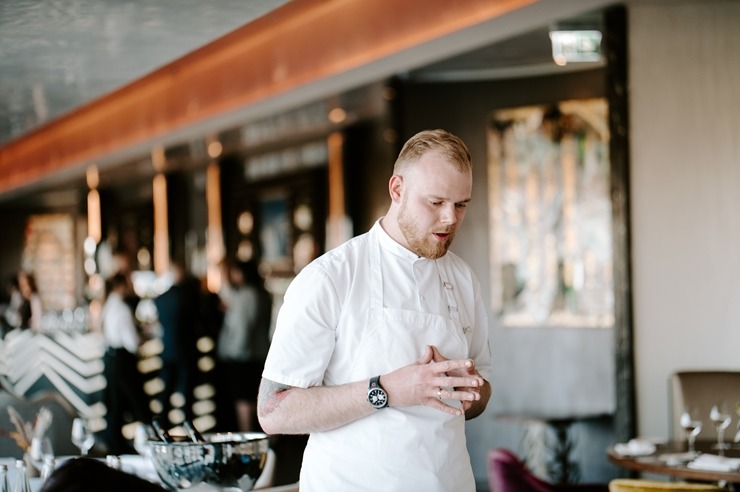 Restorāna-bāra «Stage 22» jaunais šefpavārs Kaspars Reveliņš prezentēja atjaunoto ēdienkarti. Foto: kempinski.com Restorāna-bāra «Stage 22» jaunais šefpavārs Kaspars Reveliņš prezentēja atjaunoto ēdienkarti. Foto: kempinski.com 317237