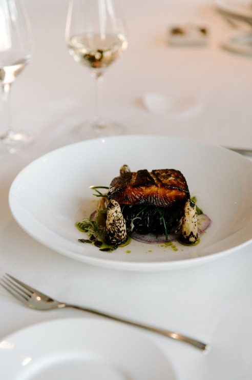 Restorāna-bāra «Stage 22» jaunais šefpavārs Kaspars Reveliņš prezentēja atjaunoto ēdienkarti. Foto: kempinski.com 317248