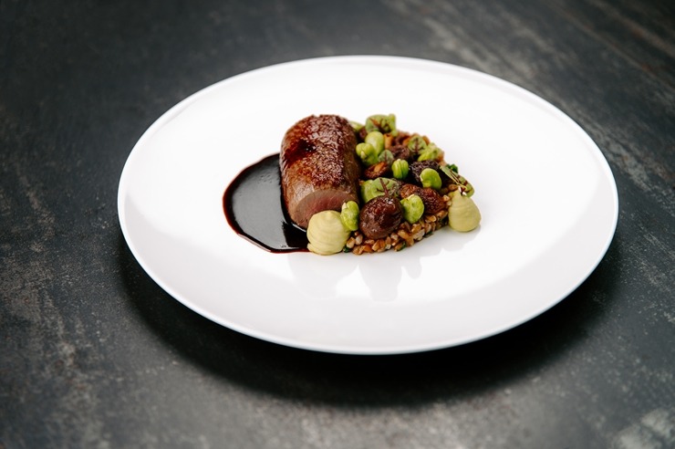 Restorāna-bāra «Stage 22» jaunais šefpavārs Kaspars Reveliņš prezentēja atjaunoto ēdienkarti. Foto: kempinski.com Restorāna-bāra «Stage 22» jaunais šefpavārs Kaspars Reveliņš prezentēja atjaunoto ēdienkarti. Foto: kempinski.com 317255
