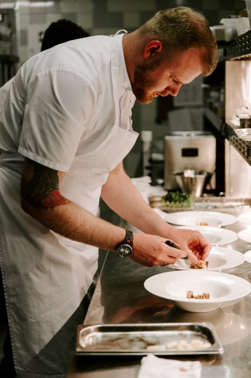 Restorāna-bāra «Stage 22» jaunais šefpavārs Kaspars Reveliņš prezentēja atjaunoto ēdienkarti. Foto: kempinski.com Restorāna-bāra «Stage 22» jaunais šefpavārs Kaspars Reveliņš prezentēja atjaunoto ēdienkarti. Foto: kempinski.com 317227