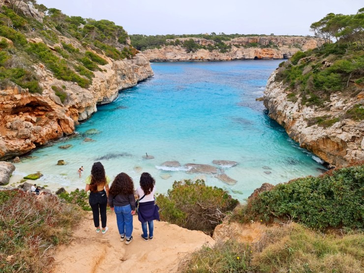 Klinšu ieskautā «Calo des Moro» pludmale salas dienvidos tiek uzskatīta par skaistāko Maļorkā. Sadarbībā ar Latvijas tūrisma firmu Atlantic Travel Klinšu ieskautā «Calo des Moro» pludmale salas dienvidos tiek uzskatīta par skaistāko Maļorkā. Sadarbībā ar Latvijas tūrisma firmu Atlantic Travel 317363