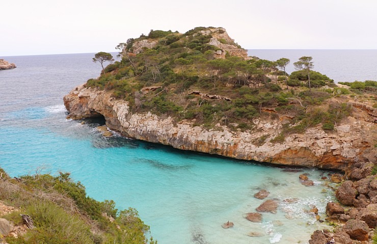 Klinšu ieskautā «Calo des Moro» pludmale salas dienvidos tiek uzskatīta par skaistāko Maļorkā. Sadarbībā ar Latvijas tūrisma firmu Atlantic Travel Klinšu ieskautā «Calo des Moro» pludmale salas dienvidos tiek uzskatīta par skaistāko Maļorkā. Sadarbībā ar Latvijas tūrisma firmu Atlantic Travel 317369