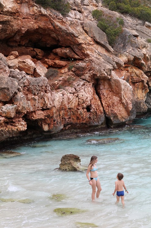 Klinšu ieskautā «Calo des Moro» pludmale salas dienvidos tiek uzskatīta par skaistāko Maļorkā. Sadarbībā ar Latvijas tūrisma firmu Atlantic Travel 317372