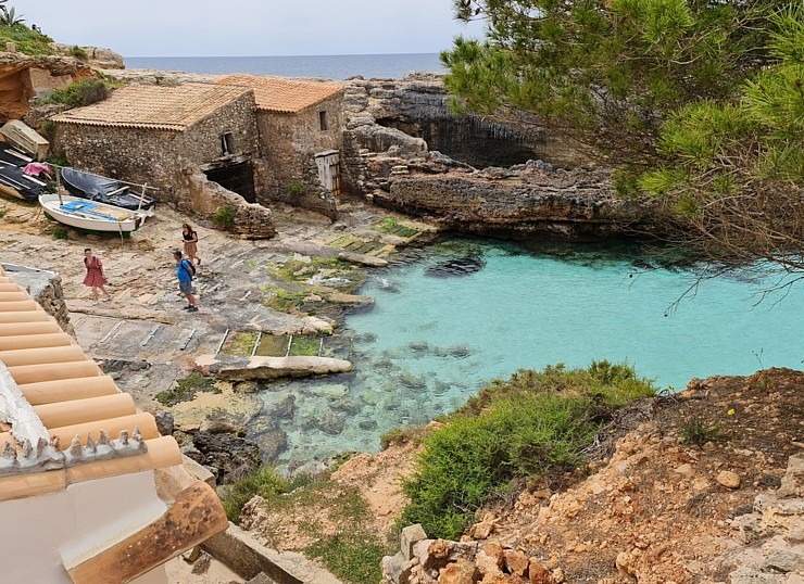 Klinšu ieskautā «Calo des Moro» pludmale salas dienvidos tiek uzskatīta par skaistāko Maļorkā. Sadarbībā ar Latvijas tūrisma firmu Atlantic Travel Klinšu ieskautā «Calo des Moro» pludmale salas dienvidos tiek uzskatīta par skaistāko Maļorkā. Sadarbībā ar Latvijas tūrisma firmu Atlantic Travel 317384