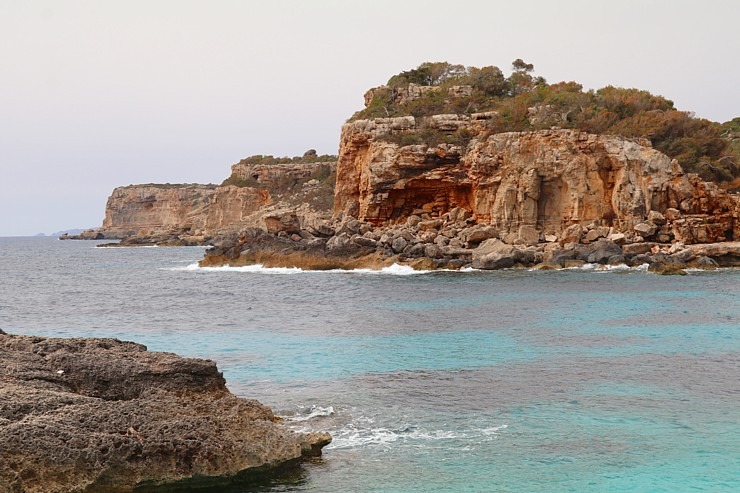 Klinšu ieskautā «Calo des Moro» pludmale salas dienvidos tiek uzskatīta par skaistāko Maļorkā. Sadarbībā ar Latvijas tūrisma firmu Atlantic Travel Klinšu ieskautā «Calo des Moro» pludmale salas dienvidos tiek uzskatīta par skaistāko Maļorkā. Sadarbībā ar Latvijas tūrisma firmu Atlantic Travel 317390