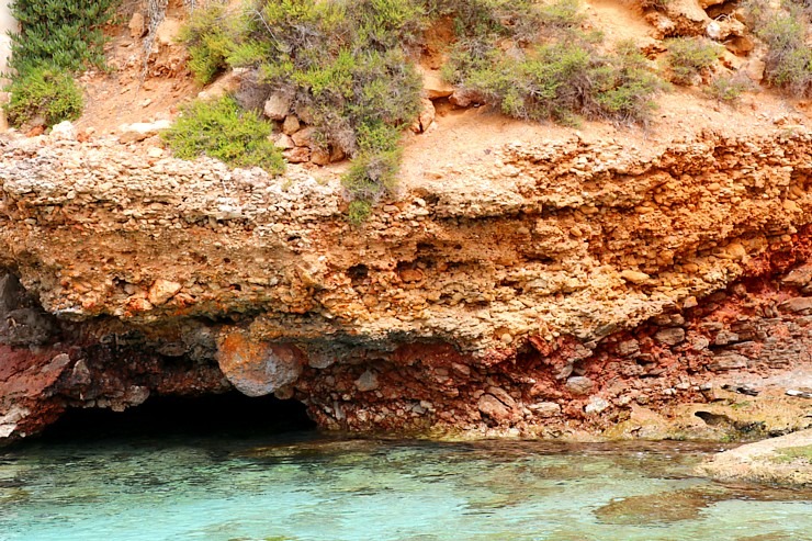 Klinšu ieskautā «Calo des Moro» pludmale salas dienvidos tiek uzskatīta par skaistāko Maļorkā. Sadarbībā ar Latvijas tūrisma firmu Atlantic Travel Klinšu ieskautā «Calo des Moro» pludmale salas dienvidos tiek uzskatīta par skaistāko Maļorkā. Sadarbībā ar Latvijas tūrisma firmu Atlantic Travel 317396