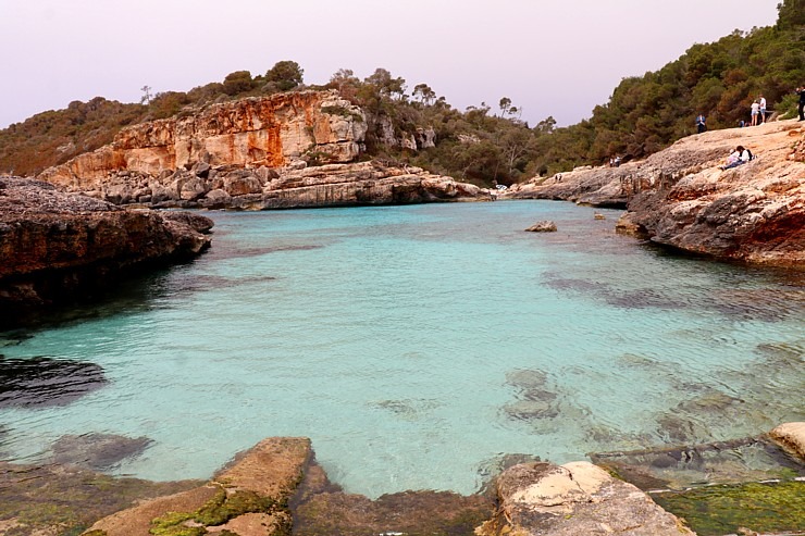 Klinšu ieskautā «Calo des Moro» pludmale salas dienvidos tiek uzskatīta par skaistāko Maļorkā. Sadarbībā ar Latvijas tūrisma firmu Atlantic Travel Klinšu ieskautā «Calo des Moro» pludmale salas dienvidos tiek uzskatīta par skaistāko Maļorkā. Sadarbībā ar Latvijas tūrisma firmu Atlantic Travel 317397