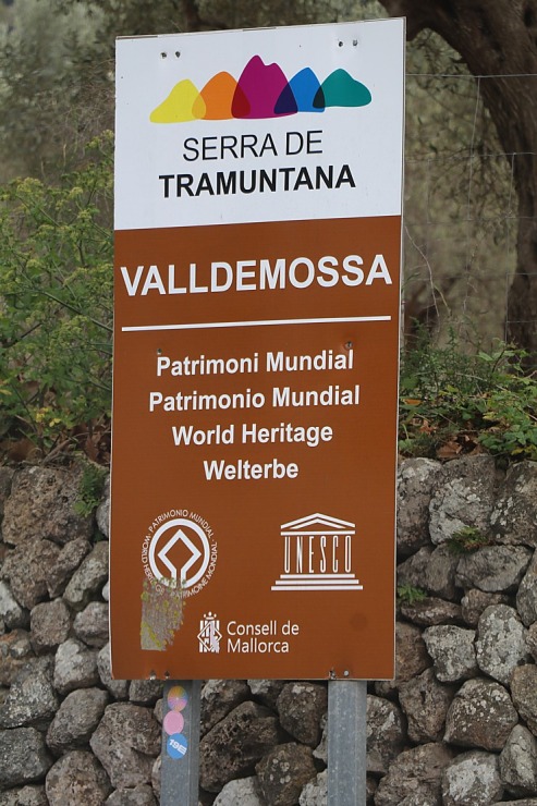 Maļorkas pilsēta Valldemossa ir UNESCO Pasaules mantojuma vieta. Sadarbībā ar Latvijas tūrisma firmu «Atlantic Travel» Maļorkas pilsēta Valldemossa ir UNESCO Pasaules mantojuma vieta. Sadarbībā ar Latvijas tūrisma firmu «Atlantic Travel» 318221