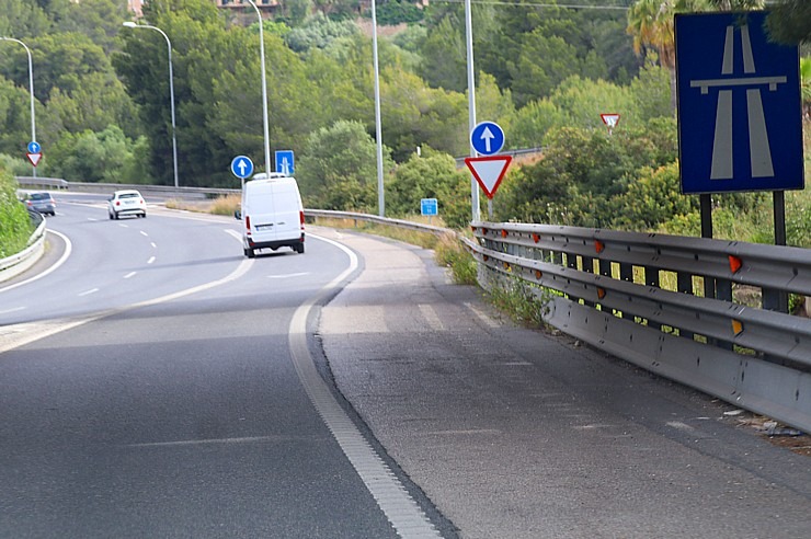 Travelnews.lv iepazīst Maļorkas ceļu satiksmes zīmes no autotūrista skatupunkta. Sadarbībā ar Latvijas tūrisma firmu «Atlantic Travel» Travelnews.lv iepazīst Maļorkas ceļu satiksmes zīmes no autotūrista skatupunkta. Sadarbībā ar Latvijas tūrisma firmu «Atlantic Travel» 318570