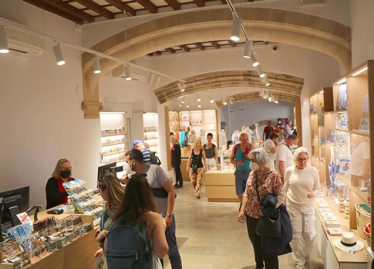 Travelnews.lv iepazīst Maļorkas galvaspilsētā grandiozo gotiskā stila Palmas Svētās Marijas katedrāli. Sadarbība ar Latvijas tūrisma firmu «Atlantic T Travelnews.lv iepazīst Maļorkas galvaspilsētā grandiozo gotiskā stila Palmas Svētās Marijas katedrāli. Sadarbība ar Latvijas tūrisma firmu «Atlantic T 318743