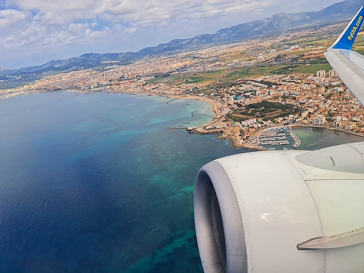 Travelnews.lv lido no Maļorkas uz Rīgu «airBaltic» reisā ar «Ukraine International Airlines». Sadarbībā ar Latvijas tūrisma firmu «Atlantic Travel» Travelnews.lv lido no Maļorkas uz Rīgu «airBaltic» reisā ar «Ukraine International Airlines». Sadarbībā ar Latvijas tūrisma firmu «Atlantic Travel» 318846