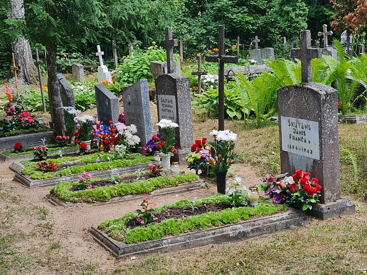 Iepazīsti kā Latgalē svin kapusvētkus - Jaunokras kapi Krāslavas novadā 319860