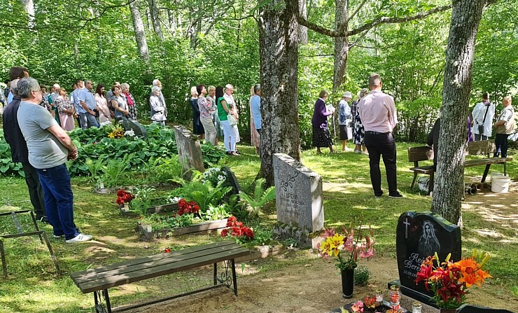 Iepazīsti kā Latgalē svin kapusvētkus - Jaunokras kapi Krāslavas novadā 319850