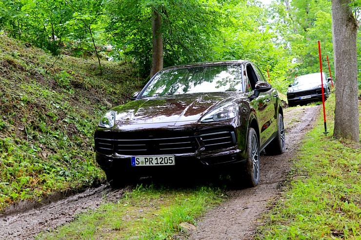 Lielceļu tūres «Porsche World Road Show Latvia 2022» dalībnieki iebrauc uz pusdienām «Kalnamuižā» Lielceļu tūres «Porsche World Road Show Latvia 2022» dalībnieki iebrauc uz pusdienām «Kalnamuižā» 319871