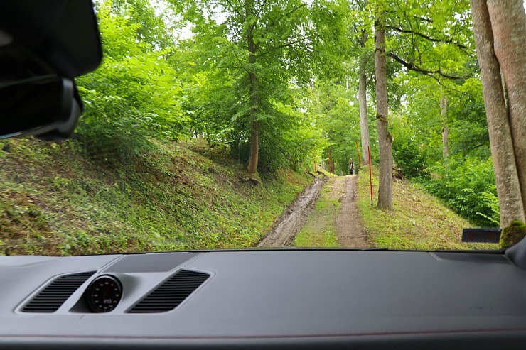 Lielceļu tūres «Porsche World Road Show Latvia 2022» dalībnieki iebrauc uz pusdienām «Kalnamuižā» Lielceļu tūres «Porsche World Road Show Latvia 2022» dalībnieki iebrauc uz pusdienām «Kalnamuižā» 319873