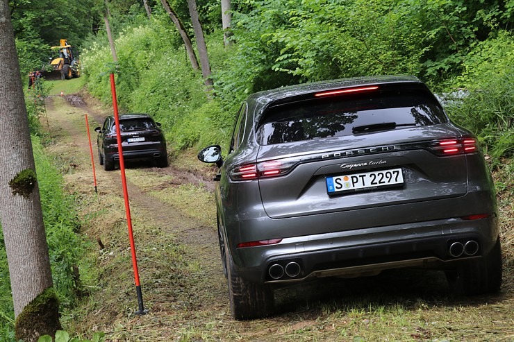 Lielceļu tūres «Porsche World Road Show Latvia 2022» dalībnieki iebrauc uz pusdienām «Kalnamuižā» Lielceļu tūres «Porsche World Road Show Latvia 2022» dalībnieki iebrauc uz pusdienām «Kalnamuižā» 319875