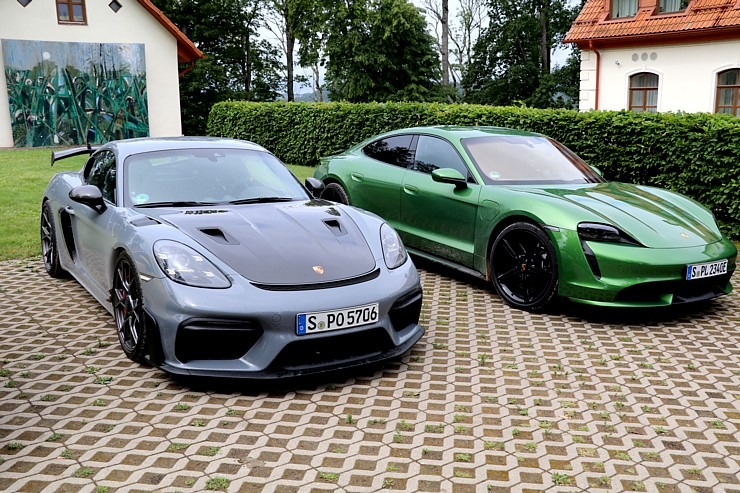 Lielceļu tūres «Porsche World Road Show Latvia 2022» dalībnieki iebrauc uz pusdienām «Kalnamuižā» Lielceļu tūres «Porsche World Road Show Latvia 2022» dalībnieki iebrauc uz pusdienām «Kalnamuižā» 319864