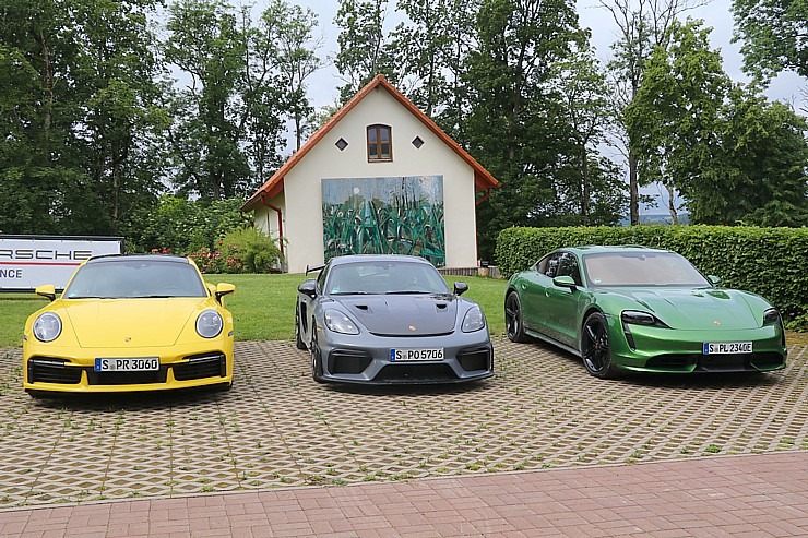 Lielceļu tūres «Porsche World Road Show Latvia 2022» dalībnieki iebrauc uz pusdienām «Kalnamuižā» Lielceļu tūres «Porsche World Road Show Latvia 2022» dalībnieki iebrauc uz pusdienām «Kalnamuižā» 319899