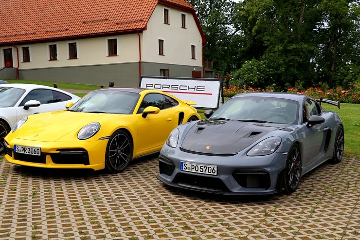 Lielceļu tūres «Porsche World Road Show Latvia 2022» dalībnieki iebrauc uz pusdienām «Kalnamuižā» Lielceļu tūres «Porsche World Road Show Latvia 2022» dalībnieki iebrauc uz pusdienām «Kalnamuižā» 319865