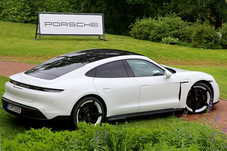 Lielceļu tūres «Porsche World Road Show Latvia 2022» dalībnieki iebrauc uz pusdienām «Kalnamuižā» Lielceļu tūres «Porsche World Road Show Latvia 2022» dalībnieki iebrauc uz pusdienām «Kalnamuižā» 319901