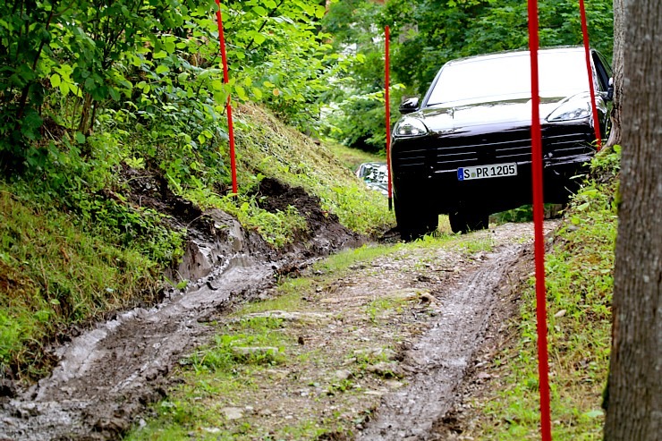 Lielceļu tūres «Porsche World Road Show Latvia 2022» dalībnieki iebrauc uz pusdienām «Kalnamuižā» Lielceļu tūres «Porsche World Road Show Latvia 2022» dalībnieki iebrauc uz pusdienām «Kalnamuižā» 319868