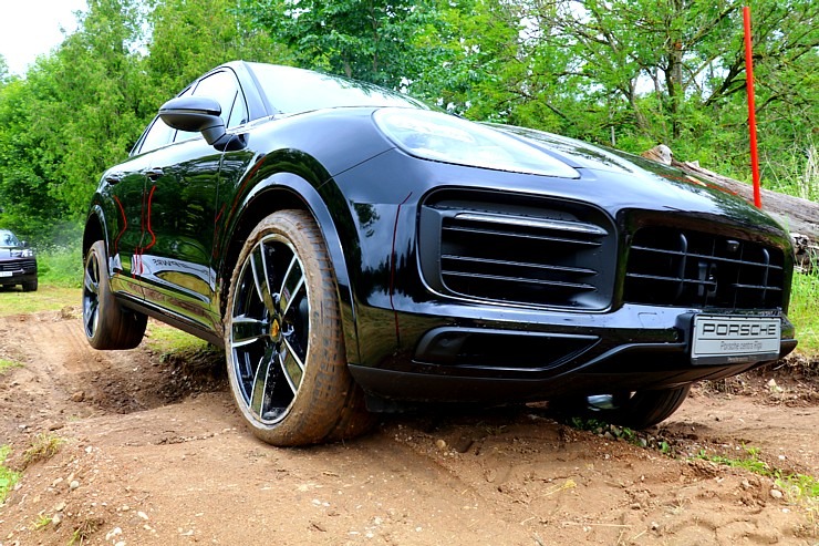 Lielceļu tūres «Porsche World Road Show Latvia 2022» dalībnieki iebrauc uz pusdienām «Kalnamuižā» Lielceļu tūres «Porsche World Road Show Latvia 2022» dalībnieki iebrauc uz pusdienām «Kalnamuižā» 319869